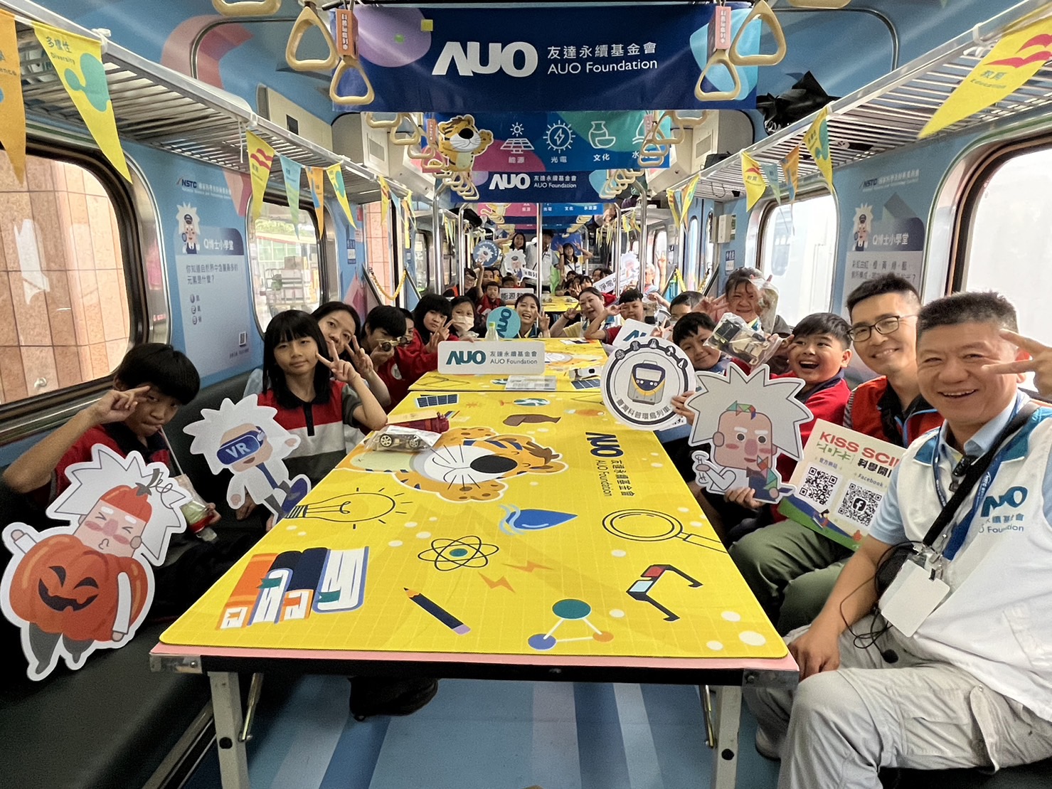 88858cc永利永續基金會參與「臺灣科普環島列車」，設計基礎科學車廂課程，以「淨零碳排和永續能源」為主題，讓學生透過創意實驗認識淨零知識，以及思考生活中的減碳行為