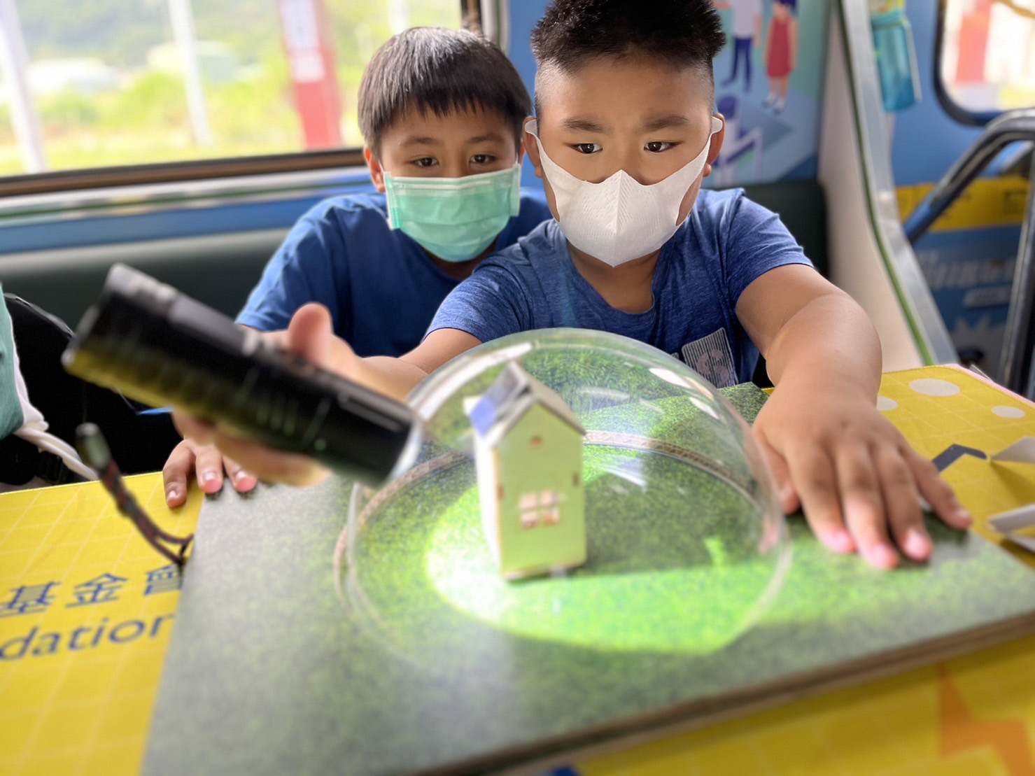 88858cc永利參與基礎科學主題車廂，以STEAM教學精神，設計「逐日科學家」、「太陽能工程師」以及「淨零建築師」三大能源科普課程和實驗